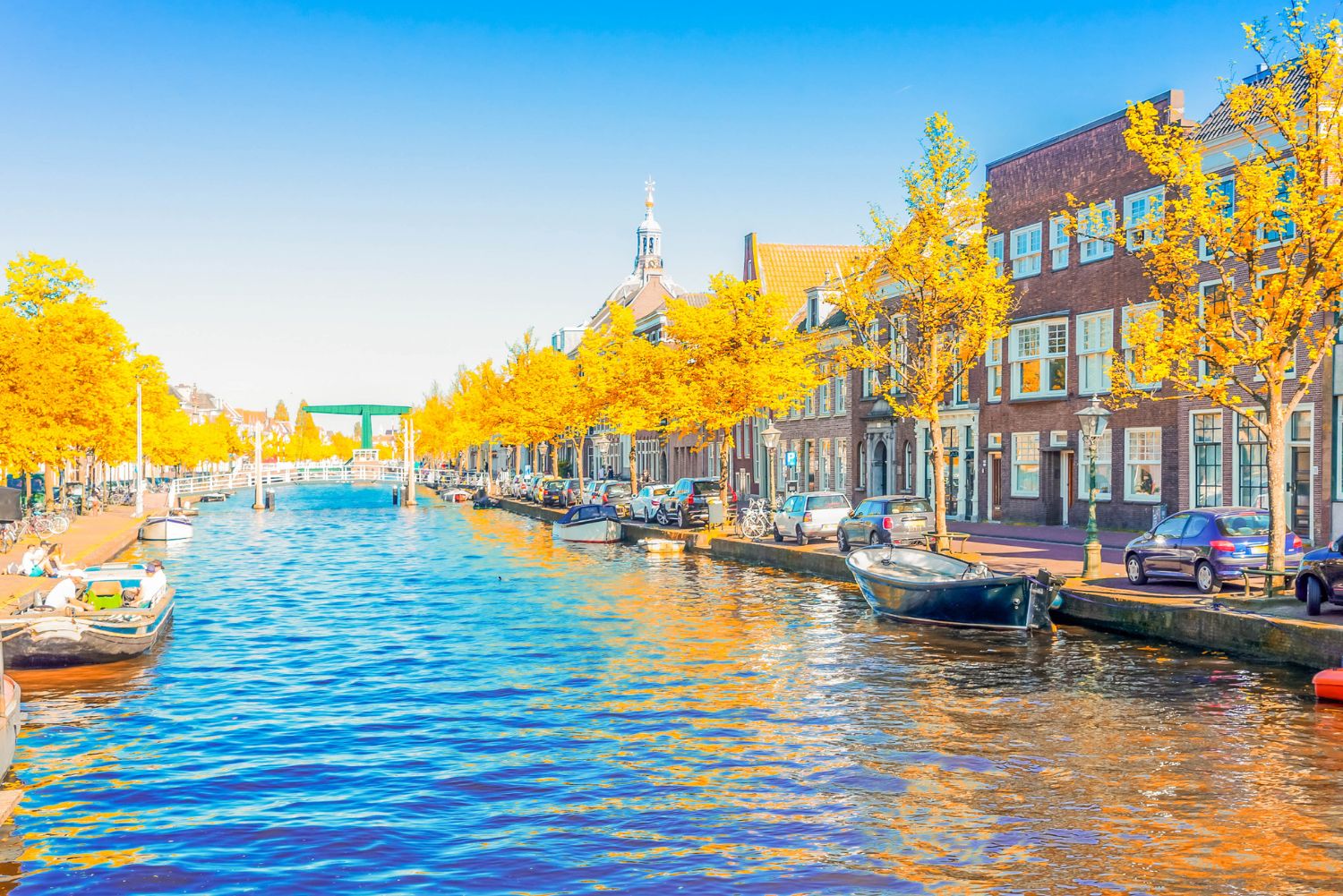 Gracht in Leiden in de herfst