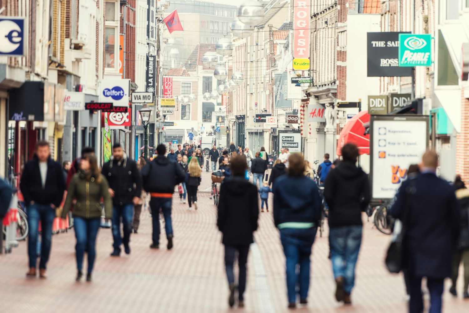 Drukke winkelstraat in het centrum van Leiden